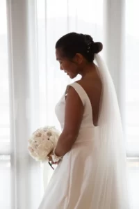 Bruden i sin vakre hvite kjole