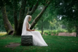 bruden i sin hvite kjole og lange slør leser en melding