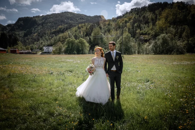 bryllup i Hardanger brudepar tar portretter utendørs