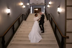 opp trappene til bryllupsfesten