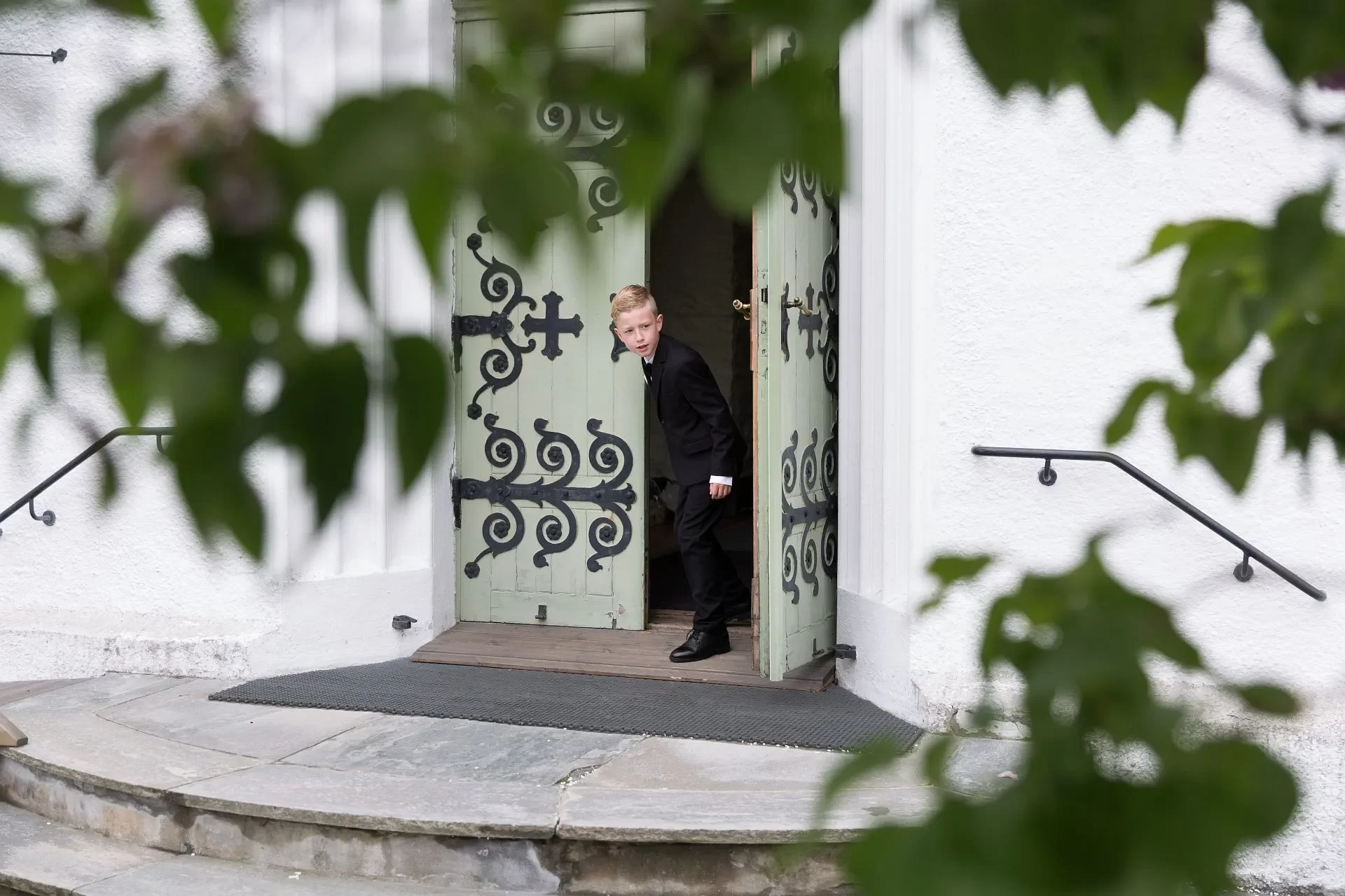 Bryllup i Bergen en gutt venter på brud kirke