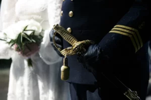 militært-bryllup-sverd-og-blomster-nærbilde